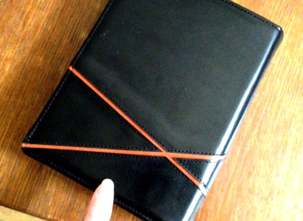 黒い革にオレンジのアクセント　A5システム手帳