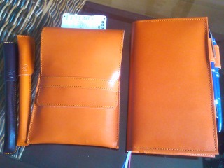 オレンジ革の手帳カバーとペンケース