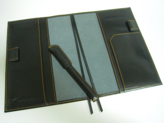 シャープな印象　黒い革の手帳カバー