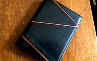 黒い革のA5サイズシステム手帳